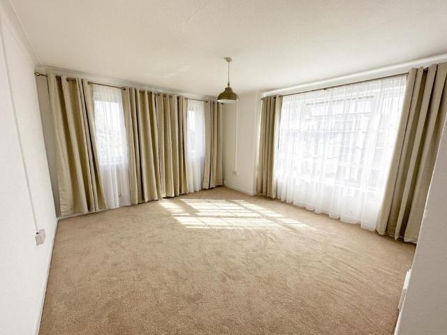 Apartment for rent in Clayhall, Greater London