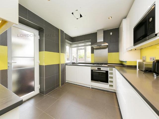 Flat for rent in London Borough of Ealing, Perivale