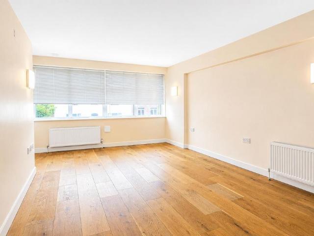 Apartment for rent in Heol-las, Surrey