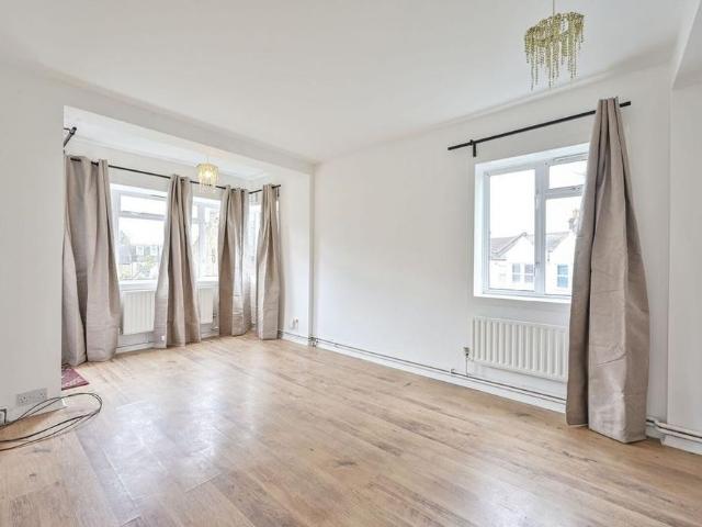Apartment for rent in London Borough of Merton, Collier's Wood