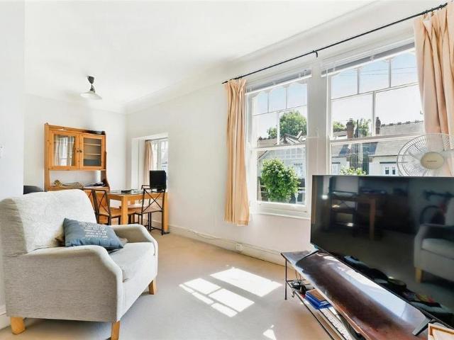 Apartment for rent in London Borough of Merton, Raynes Park