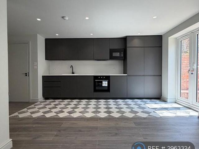 Flat for rent in West Hackney, Greater London