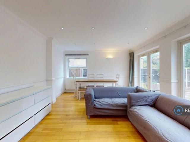 Flat for rent in Furzedown, Greater London