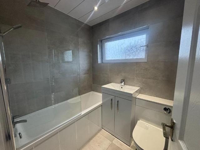 Apartment for rent in Maryhill Park, Summerston
