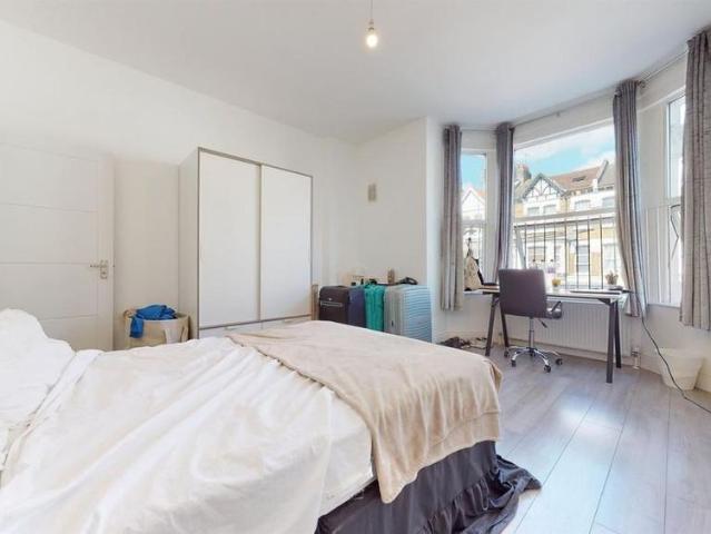 Apartment for rent in Queen's Park, Greater London