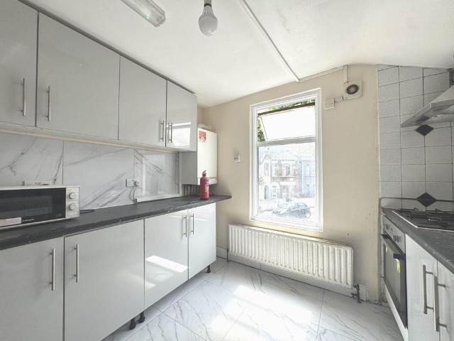 Flat for rent in Plashet, Greater London