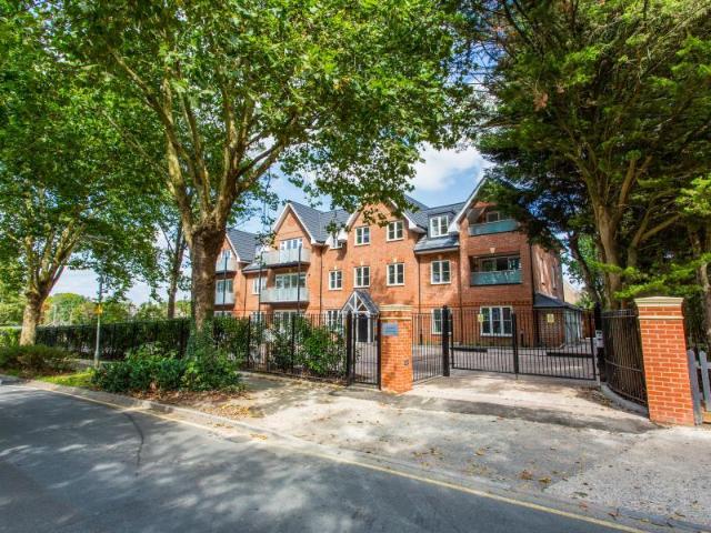 Flat for rent in Northwood, Greater London