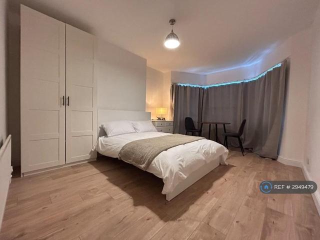 Flat for rent in London Borough of Hounslow, Strand