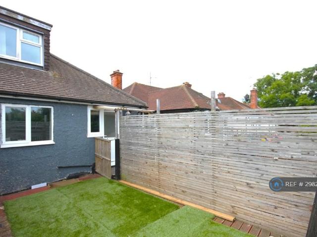 Flat for rent in Row Town, Surrey