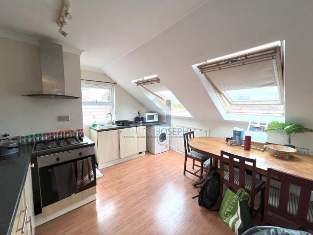 Apartment for rent in Furzedown, Greater London