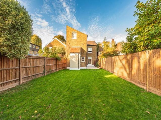 Apartment for rent in Hampton Hill, Greater London