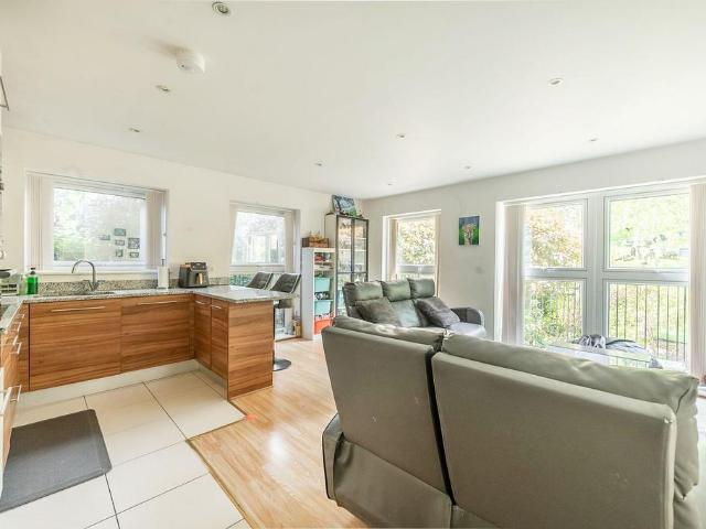 Flat for rent in Little Stanmore, Greater London