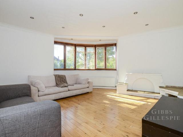 Flat for rent in Lane, Greater London