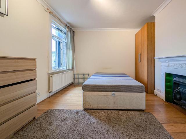 Flat for rent in London Borough of Merton, Greater London