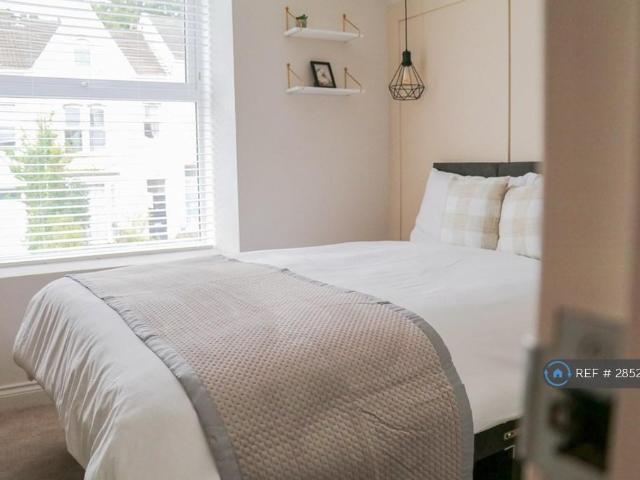 Flat for rent in Nangreaves, Wales