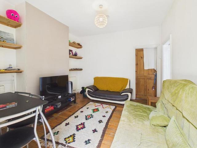 Flat for rent in Furzedown, Greater London