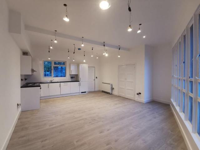 Flat for rent in Pinner, Greater London