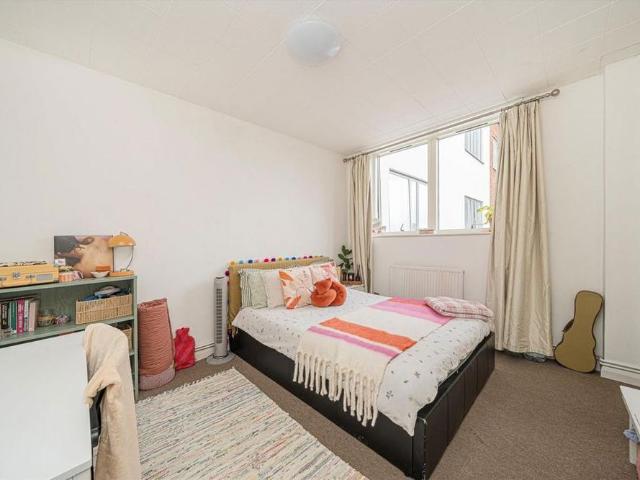 Apartment for rent in Blackhills, Surrey