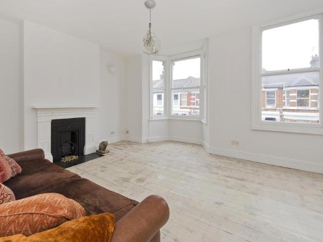 Flat for rent in North Kensington, Greater London