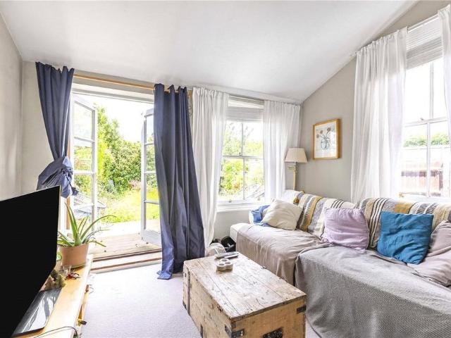 Apartment for rent in Summerstown, Greater London