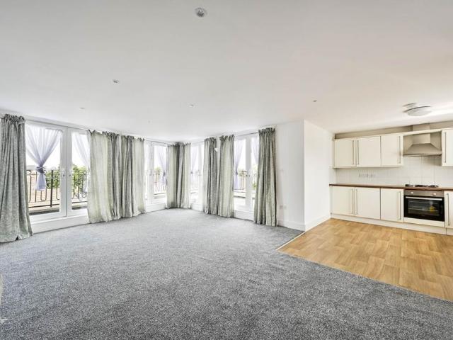 Flat for rent in London Borough of Merton, Collier's Wood