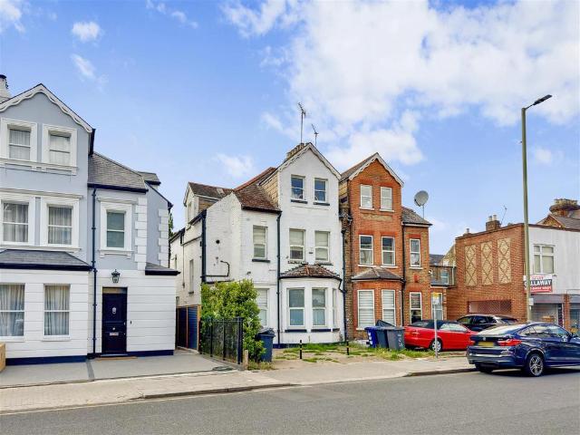 Flat for rent in Golders Green, Greater London