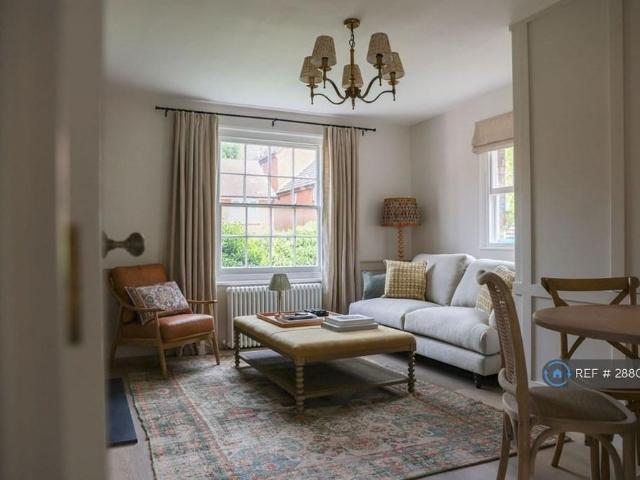 Apartment for rent in Hatching Green, Five Acres