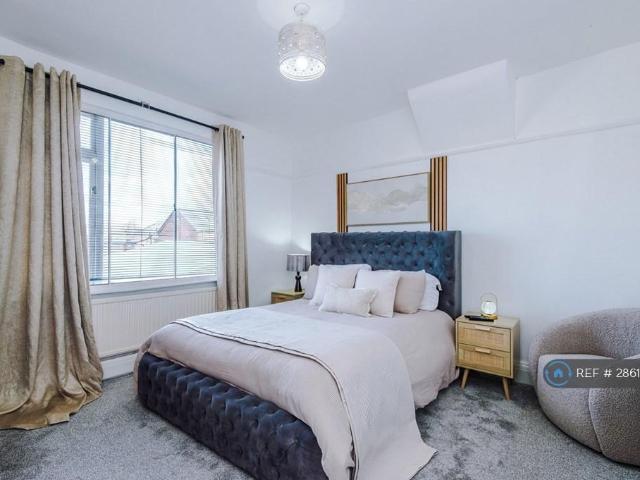 Flat for rent in Heald Green, Greater Manchester