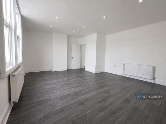 Flat for rent in Whetstone, Greater London