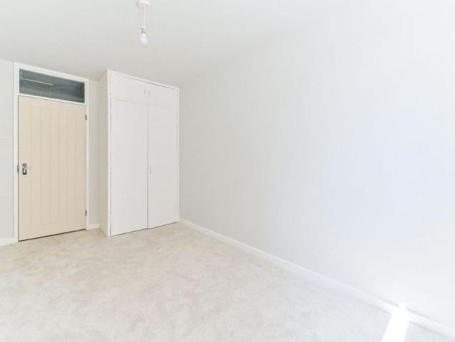 Apartment for rent in London Borough of Croydon, Waddon