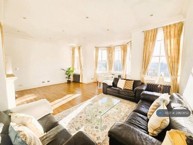 Apartment for rent in Fairlop, Greater London