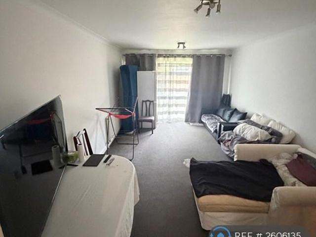Flat for rent in Little Stanmore, Greater London