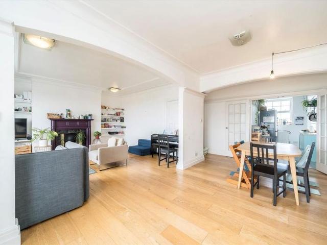 Apartment for rent in Brondesbury, Greater London