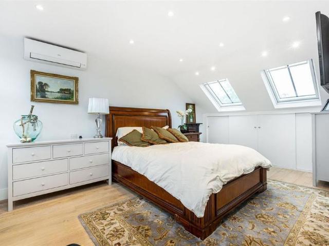 Apartment for rent in Mortlake, Greater London
