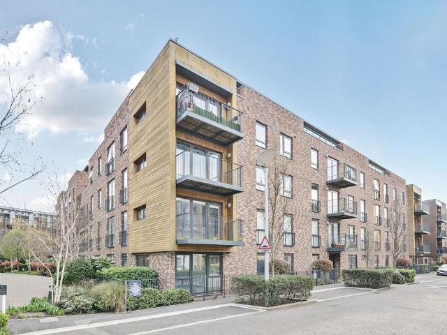 Flat for rent in Little Stanmore, Greater London