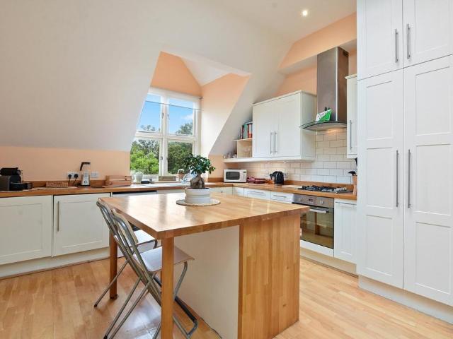 Flat for rent in Mapesbury, Greater London