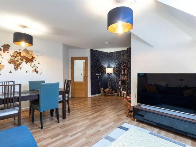 Apartment for rent in Felden, Pouchen End