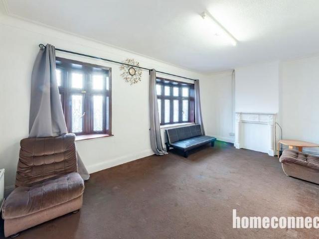 Apartment for rent in Fairlop, Greater London