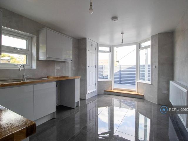 Flat for rent in Plashet, Greater London