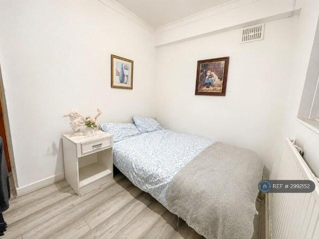 Flat for rent in Browning Estate, Greater London