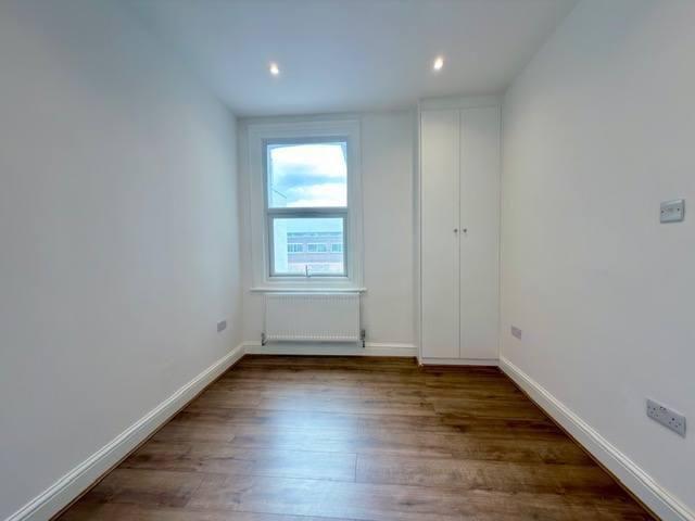 Apartment for rent in Summerstown, Greater London
