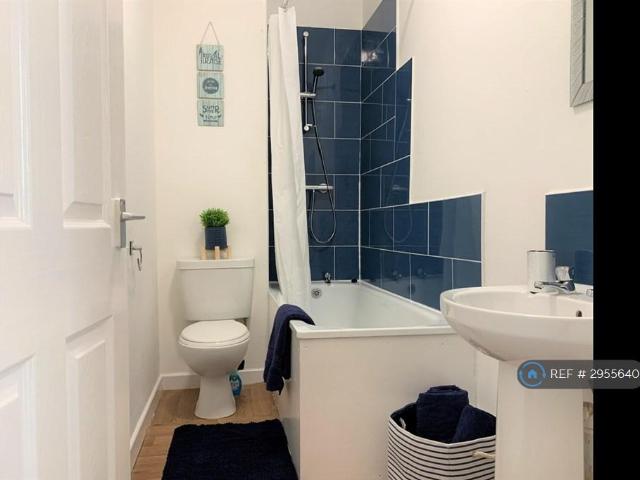 Flat for rent in Calderstones