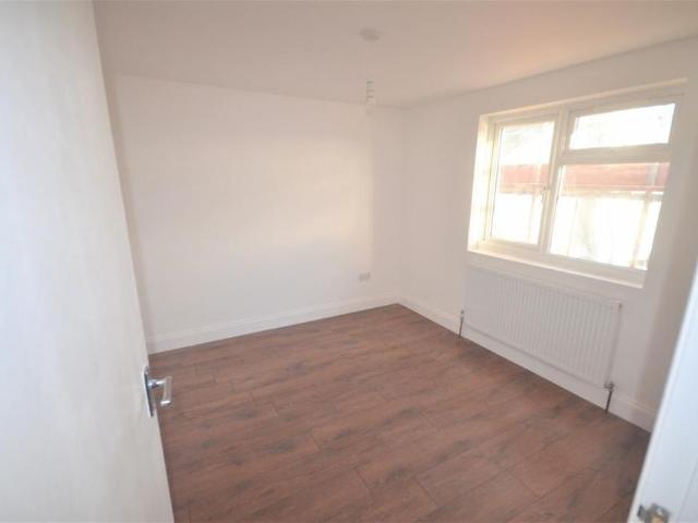 Apartment for rent in Newbury Park, Greater London
