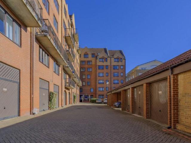 Flat for rent in Isle Of Dogs, Greater London