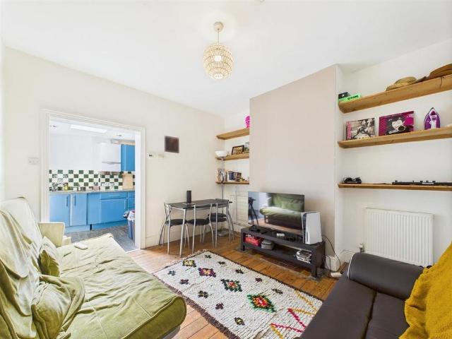 Apartment for rent in Furzedown, Greater London