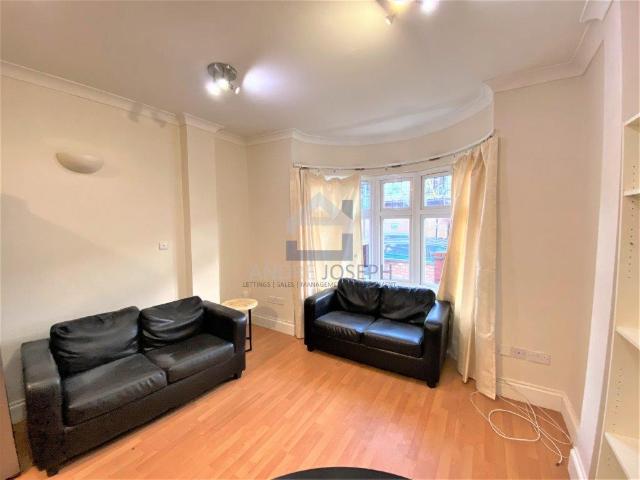 Apartment for rent in Furzedown, Greater London