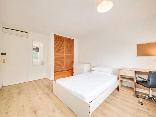 Flat for rent in Hales Place, The Bridge