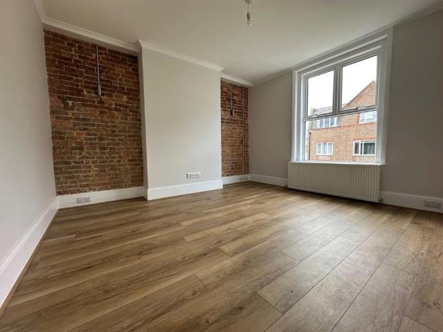 Apartment for rent in Leatherhead, Mole Valley