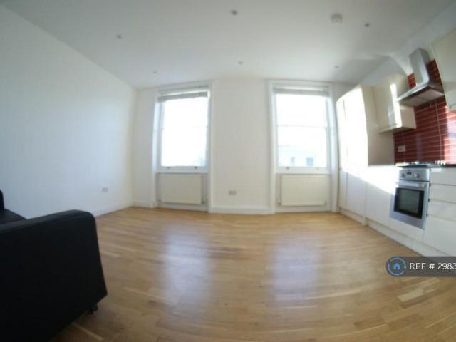 Apartment for rent in West Kensington, Greater London