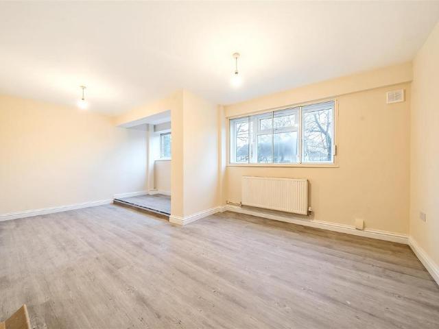 Flat for rent in Motspur Park, Greater London